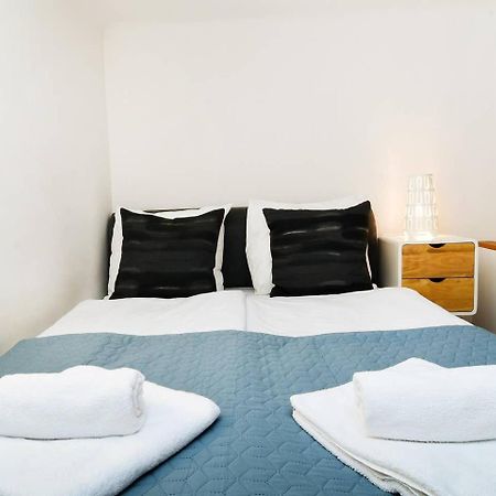 Central & Colorful Studio With Air Conditioning 布达佩斯 外观 照片